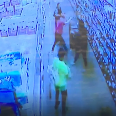 Άγρια πλάνα: Σκότωσαν στο ξύλο πελάτη σούπερ μάρκετ για παρατήρηση στη 17χρονη υπάλληλο κόρη τους