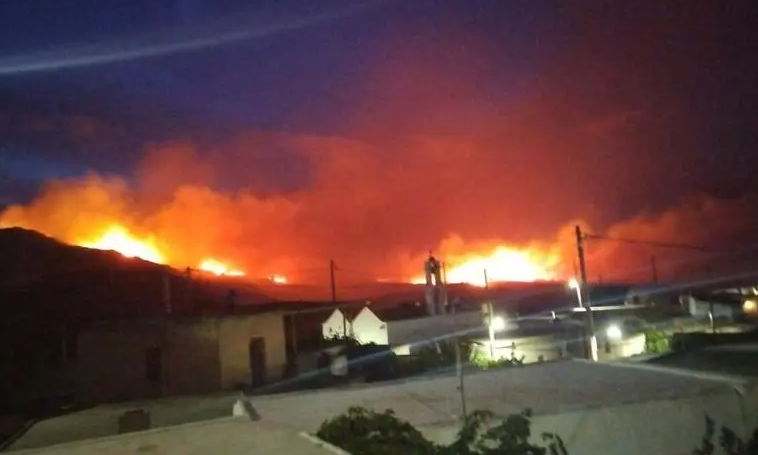 Λασίθι: Μαίνεται η μεγάλη φωτιά στη Σητεία - Πλησιάζουν στο Καρύδι οι φλόγες, ήχησε ξανά το 112