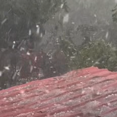 Κέρκυρα: Ισχυρή χαλαζόπτωση στο νησί - Κάηκε σκεπή από κεραυνό