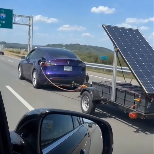 Fake το viral βίντεο με Tesla που φορτίζει εν κινήσει με φωτοβολταϊκό - Γιατί δεν μπορεί να γίνει