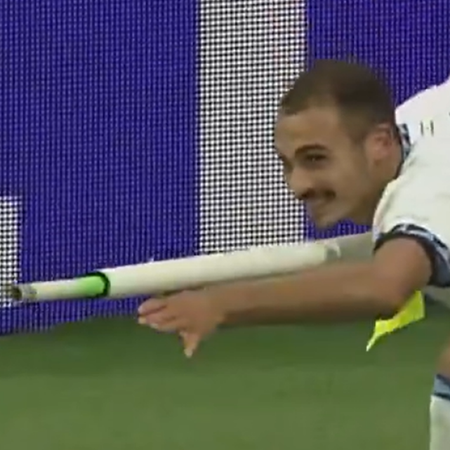 Nations League: Ισραηλινός επιθετικός σκόραρε, πανηγύρισε με όπλο το σημαιάκι και αποβλήθηκε