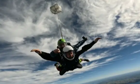 Πρίγκιπας Χάρι: Έκανε skydiving για έναν 102χρονο βετεράνο - «Μια συμφωνία είναι συμφωνία»