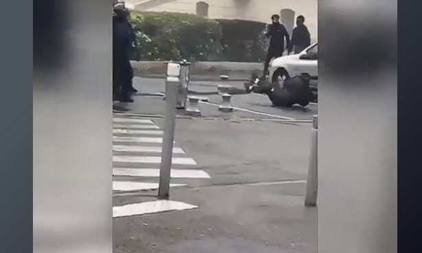 Γαλλία: Η στιγμή που αστυνομικός πυροβολεί μαθητή με εκτοξευτή χειροβομβίδων σε κατάληψη