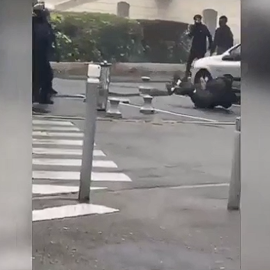 Γαλλία: Η στιγμή που αστυνομικός πυροβολεί μαθητή με εκτοξευτή χειροβομβίδων σε κατάληψη