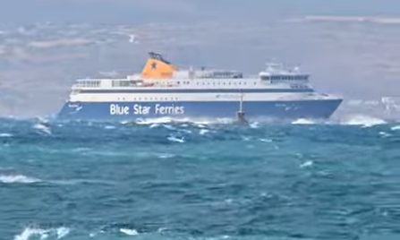 Νάξος: «Μάχη» με τα κύματα έδωσε το Blue Star Naxos για να δέσει στο λιμάνι με ριπές έως 100 χλμ