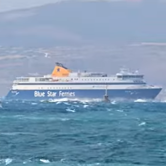 Νάξος: «Μάχη» με τα κύματα έδωσε το Blue Star Naxos για να δέσει στο λιμάνι με ριπές έως 100 χλμ