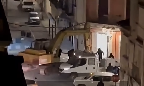 Κινηματογραφική ληστεία στην Σικελία: Ομάδα αγνώστων ξήλωσε δύο ATM με κλεμμένο... εκσκαφέα