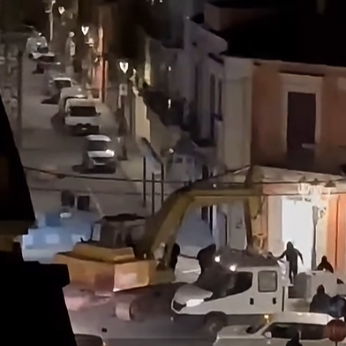 Κινηματογραφική ληστεία στην Σικελία: Ομάδα αγνώστων ξήλωσε δύο ATM με κλεμμένο... εκσκαφέα