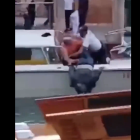 Έξαλλος καυγάς οδηγών πλωτών ταξί στη Βενετία - Χαστούκια και «βουτιές» στο κανάλι