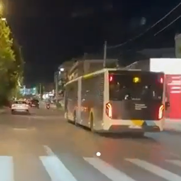Βίντεο από τη Μεσογείων: Λεωφορείο παραβιάζει δύο κόκκινους σηματοδότες, κάνει επικίνδυνους ελιγμούς