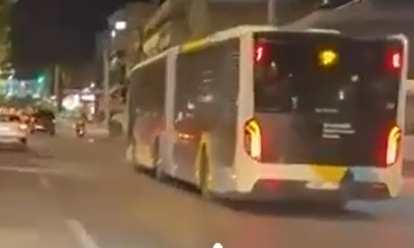 Βίντεο από τη Μεσογείων: Λεωφορείο παραβιάζει δύο κόκκινους σηματοδότες, κάνει επικίνδυνους ελιγμούς
