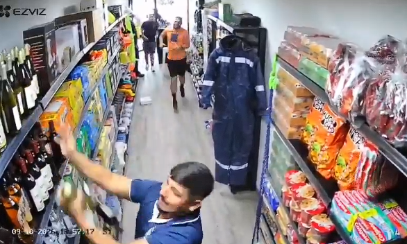 Η πρώτη σκέψη στον σεισμό.... Σώζεις την κάβα! Το viral βίντεο