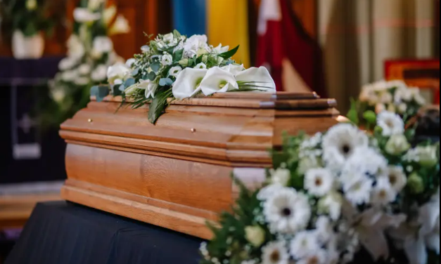 Πανικός σε κηδεία: Η κόρη είδε στο φέρετρο άγνωστη ντυμένη με τα ρούχα της μητέρας της