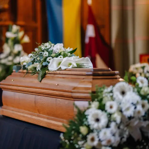Πανικός σε κηδεία: Η κόρη είδε στο φέρετρο άγνωστη ντυμένη με τα ρούχα της μητέρας της