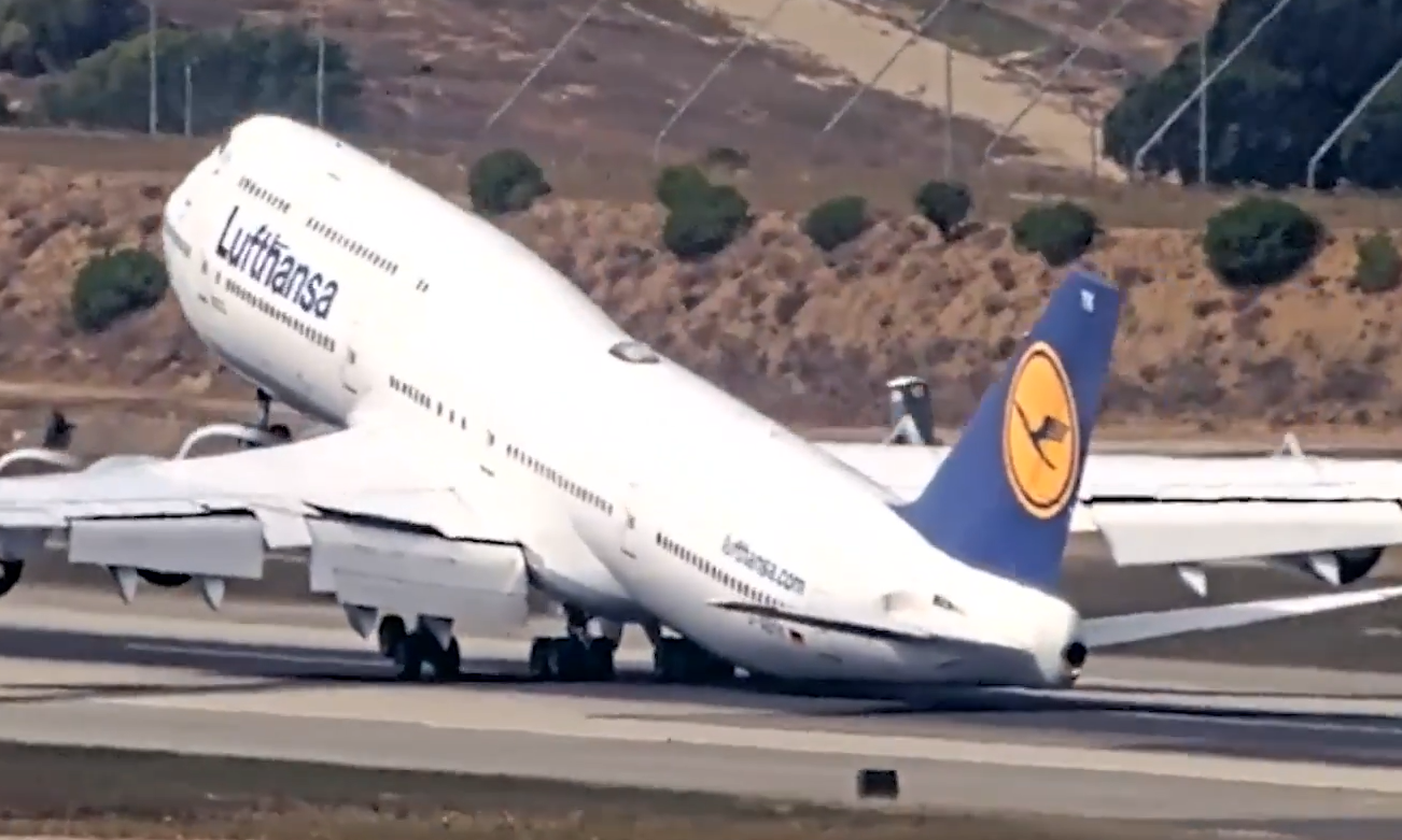 ΗΠΑ: Αεροσκάφος Boeing 747 παραλίγο να χτυπήσει την ουρά του σε αεροδιάδρομο κατά την προσγείωση του