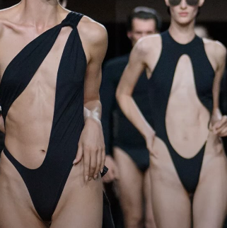 «Σουτιέν έξω» και αποκαλυπτικά looks: Η νέα τάση που κυριαρχεί στις πασαρέλες του 2027