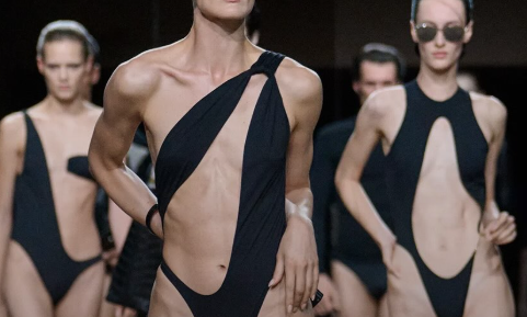 «Σουτιέν έξω» και αποκαλυπτικά looks: Η νέα τάση που κυριαρχεί στις πασαρέλες του 2027