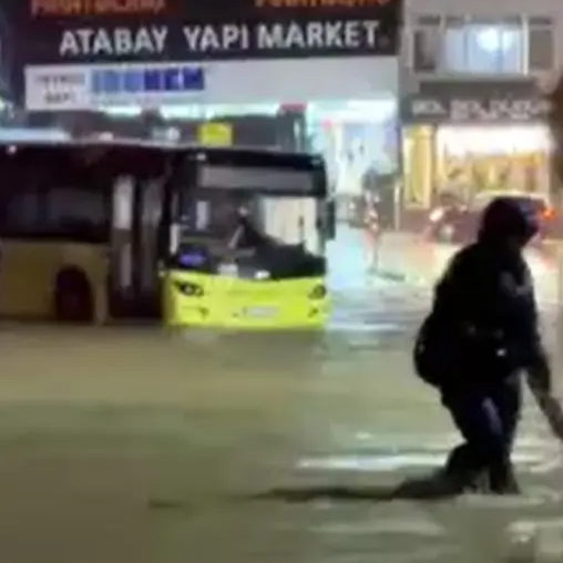 Χάος από την κακοκαιρία στην Κωνσταντινούπολη, τρόμος για επιβάτες λεωφορείου  - Βίντεο