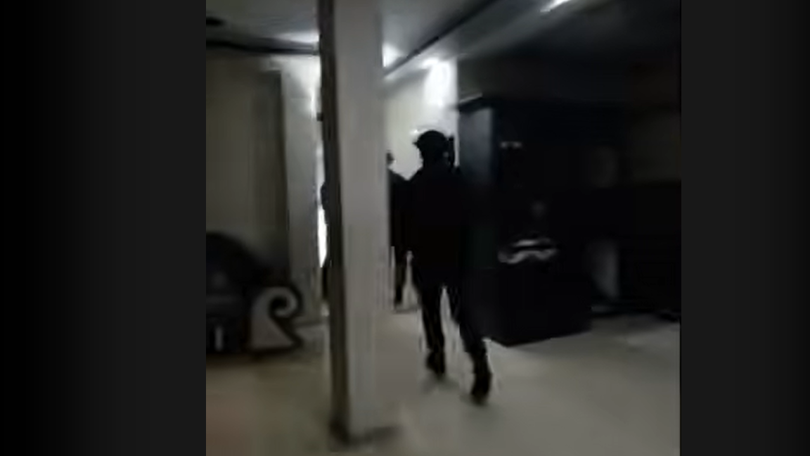 Άνω Λιόσια: Η στιγμή που τα ΕΚΑΜ εισβάλλουν στο «άνδρο» συμμορίας