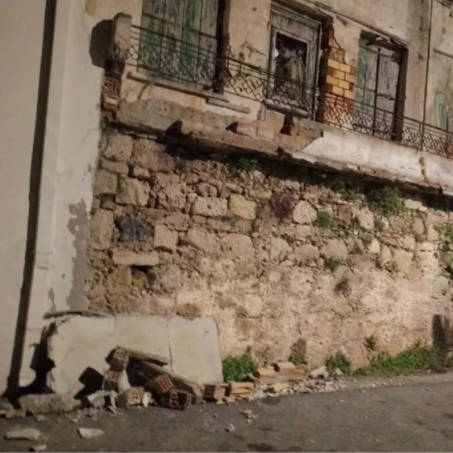 Κρήτη: Κατέρρευσε μπαλκόνι εγκαταλελειμμένου κτηρίου στην Κίσσαμο - Ζημιές σε σταθμευμένα αυτοκίνητα