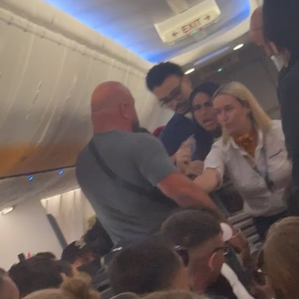 Καβγάς σε πτήση της Ryanair: Αρνήθηκε να κάτσει κατά την προσγείωση και ακολούθησε χάος στην καμπίνα