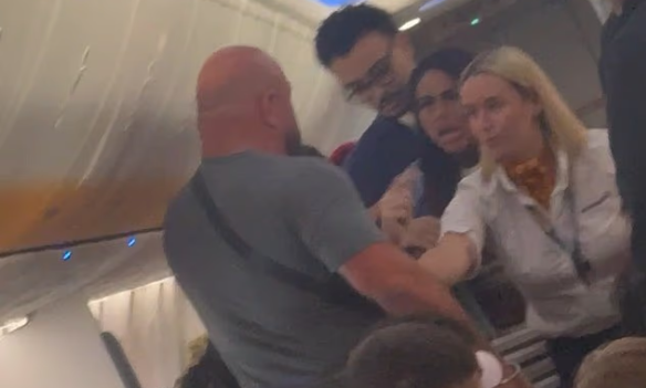 Καβγάς σε πτήση της Ryanair: Αρνήθηκε να κάτσει κατά την προσγείωση και ακολούθησε χάος στην καμπίνα