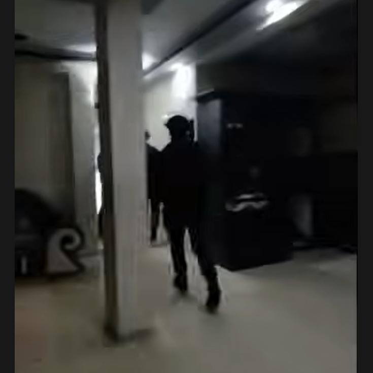 Άνω Λιόσια: Η στιγμή που τα ΕΚΑΜ εισβάλλουν στο «άνδρο» συμμορίας
