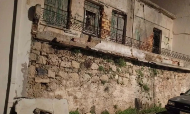 Κρήτη: Κατέρρευσε μπαλκόνι εγκαταλελειμμένου κτηρίου στην Κίσσαμο - Ζημιές σε σταθμευμένα αυτοκίνητα