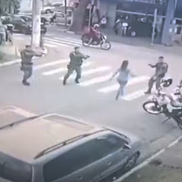 Σοκαριστικό βίντεο: Αστυνομικοί πυροβολούν στο κεφάλι γυναίκα που κρατάει μαχαίρι