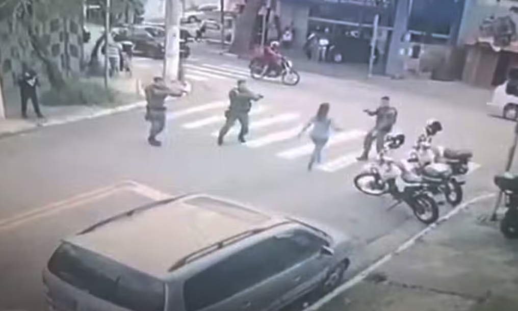 Σοκαριστικό βίντεο: Αστυνομικοί πυροβολούν στο κεφάλι γυναίκα που κρατάει μαχαίρι