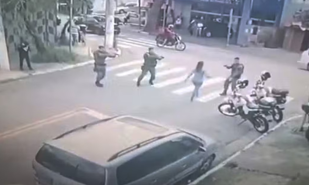 Σοκαριστικό βίντεο: Αστυνομικοί πυροβολούν στο κεφάλι γυναίκα που κρατάει μαχαίρι