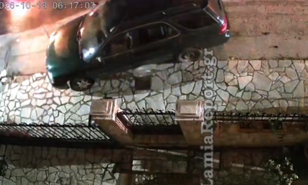 Λαμία: Η στιγμή που Ι.Χ. πέφτει πάνω σε τρία αυτοκίνητα και ο οδηγός εξαφανίζεται - Βίντεο