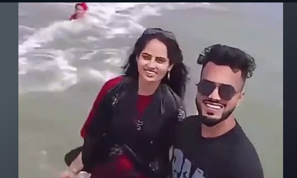 Γονείς γίνονται viral: Απορροφήθηκαν από τη selfie στην παραλία και το παιδί παραλίγο να πνιγεί