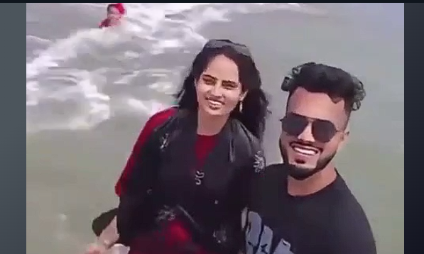 Γονείς γίνονται viral: Απορροφήθηκαν από τη selfie στην παραλία και το παιδί παραλίγο να πνιγεί