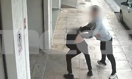 Εξοργιστικό βίντεο: Ο άγριος ξυλοδαρμός 17χρονου από συνομήλικό του – Εκλιπαρούσε για βοήθεια