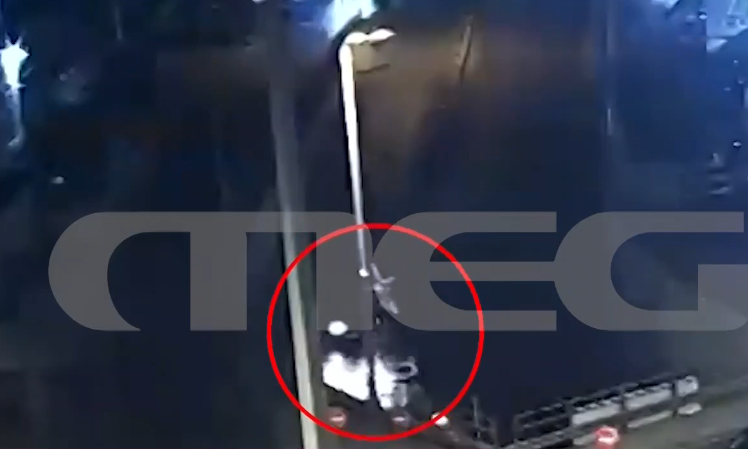 Καλλιθέα: Βίντεο-ντοκουμέντο από το τροχαίο με τρεις τραυματίες τα ξημερώματα του Σαββάτου - Σε σοβαρή κατάσταση η 27χρονη οδηγός μηχανής