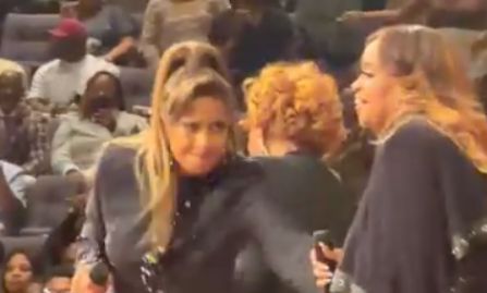 Απίστευτο σκηνικό σε συναυλία: Τραγουδίστρια χαστούκισε στο χέρι την αδελφή της μπροστά στο κοινό