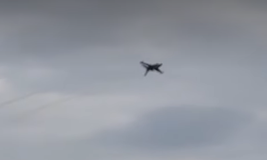 Εντυπωσιακές εικόνες:  Το αεροσκάφος F-16 «Ζευς» «έσκισε» τον ουρανό της Θεσσαλονίκης