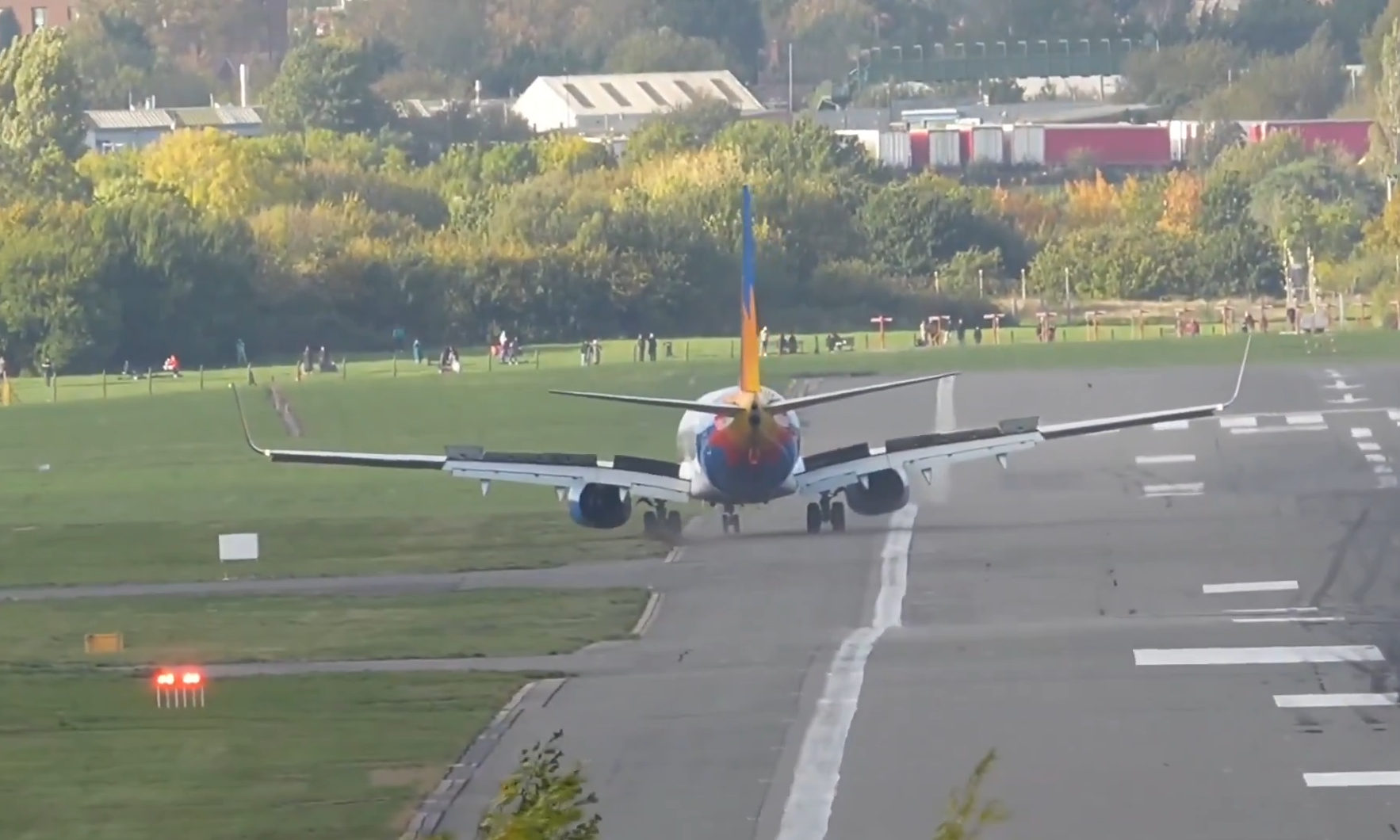 Τρόμος στο Μπέρμιγχαμ: Boeing της Jet2 βγήκε από τον διάδρομο κατά την προσγείωση