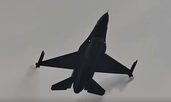 Θεσσαλονίκη: Εντυπωσιακή πρόβα του F-16 «ΖΕΥΣ» πάνω από την παραλία – Όλη η πτήση σε βίντεο