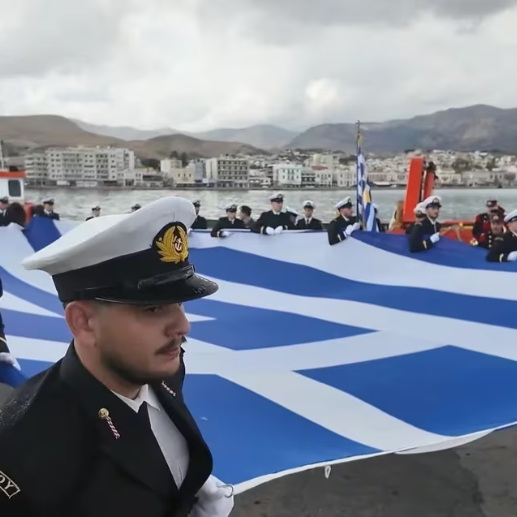 Χίος: Υψώθηκε υπό βροχή η μεγάλη ελληνική σημαία για την 28η Οκτωβρίου - Δείτε βίντεο