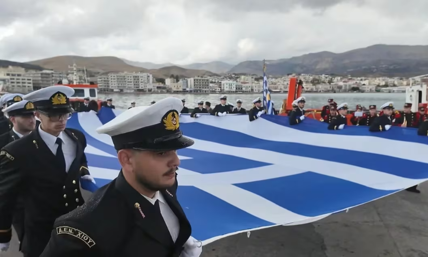 Χίος: Υψώθηκε υπό βροχή η μεγάλη ελληνική σημαία για την 28η Οκτωβρίου - Δείτε βίντεο