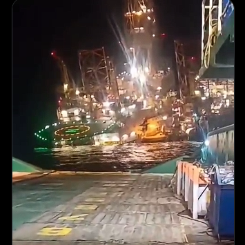 Γκαμπόν - Ανατριχιαστικές εικόνες: Πλατφόρμα γεώτρησης πετρελαίου με 115 άτομα βυθίζεται στον ωκεανό