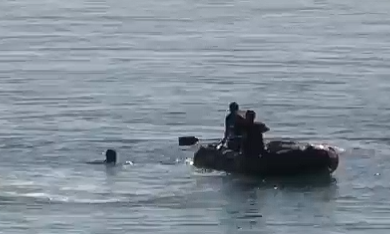 Θέουτα: Καταδίωξη στη θάλασσα - Σκάφος της μαροκινής αστυνομίας κυνηγάει «κολυμβητή» μετανάστη