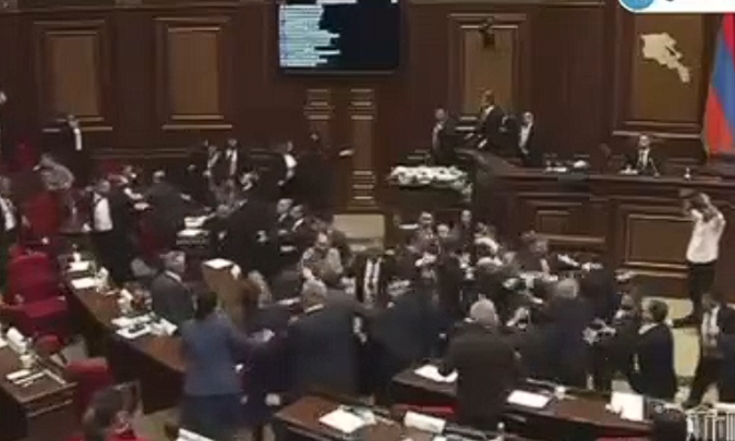 Άγριο ξύλο με γροθιές και κλωτσιές στη Βουλή της Αρμενίας - Σύρραξη βουλευτών σε ζωντανή μετάδοση