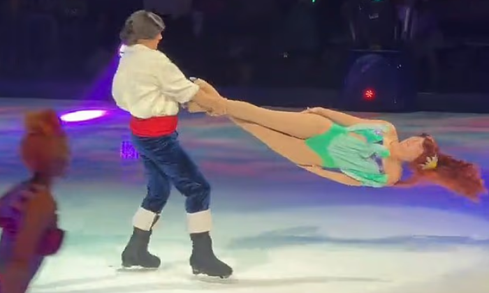 Disney on Ice: Σοκαριστικό ατύχημα - H «Μικρή Γοργόνα» εκτοξεύεται από τα χέρια του «πρίγκιπα»
