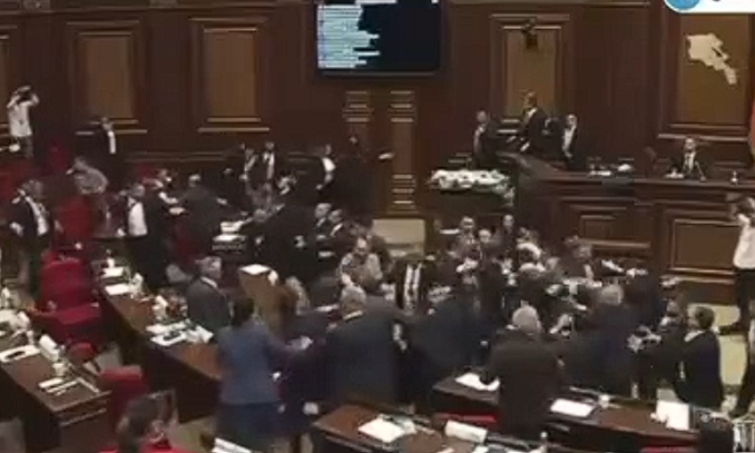 Αγριο ξύλο με γροθιές και κλωτσιές στη Βουλή της Αρμενίας - Σύρραξη βουλευτών σε ζωντανή μετάδοση