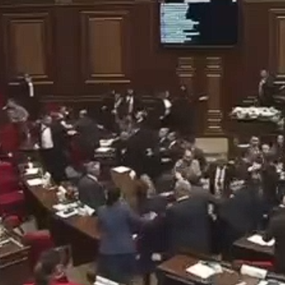 Άγριο ξύλο με γροθιές και κλωτσιές στη Βουλή της Αρμενίας - Σύρραξη βουλευτών σε ζωντανή μετάδοση
