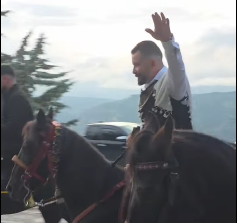 Ηράκλειο: Γαμπρός έφτασε στην εκκλησία συνοδεία 14 καβαλάρηδων και παντρεύτηκε με 14 κουμπάρους